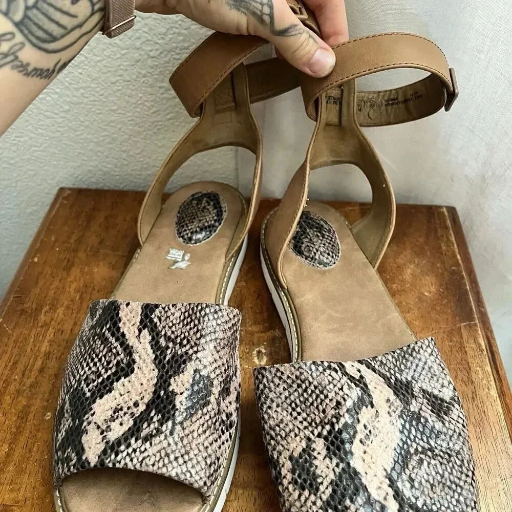 Clarks Artisan Lydie Hala Snake Comfort Flat Leather Sandals Womens 9.5 Tan Boho
